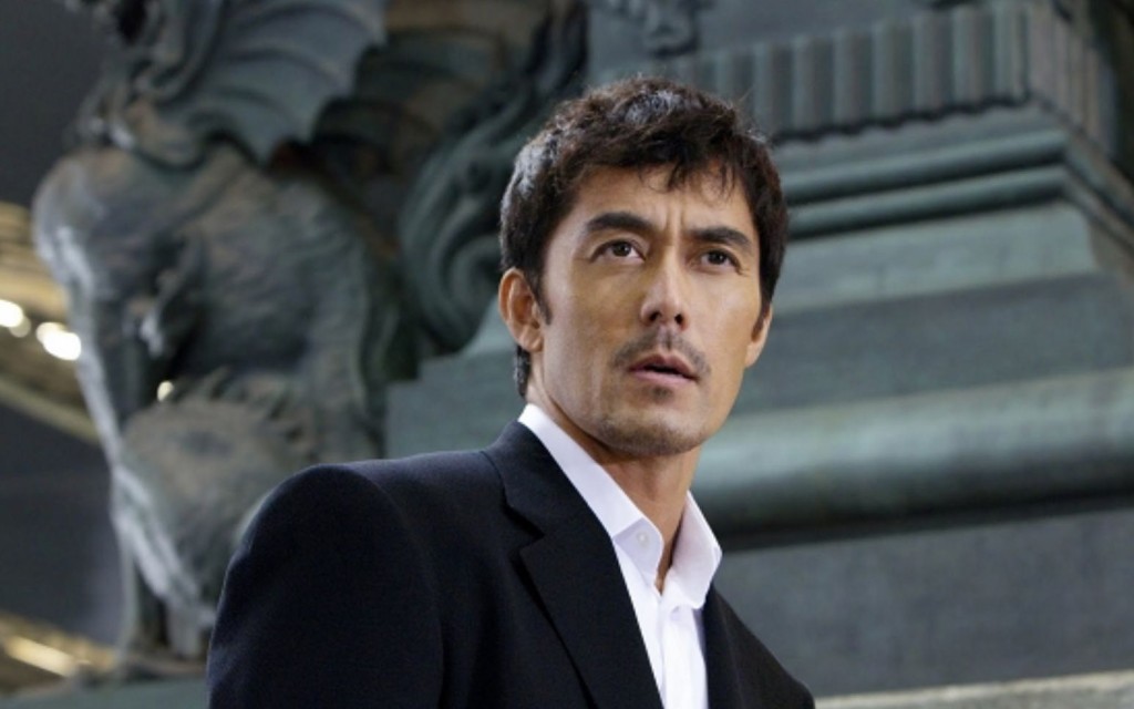 於《新參者》、《當祈禱落幕時》飾演加賀恭一郎的阿部寬，稱深感悲痛，並指參演該系列是其演藝生涯的重要轉捩點。