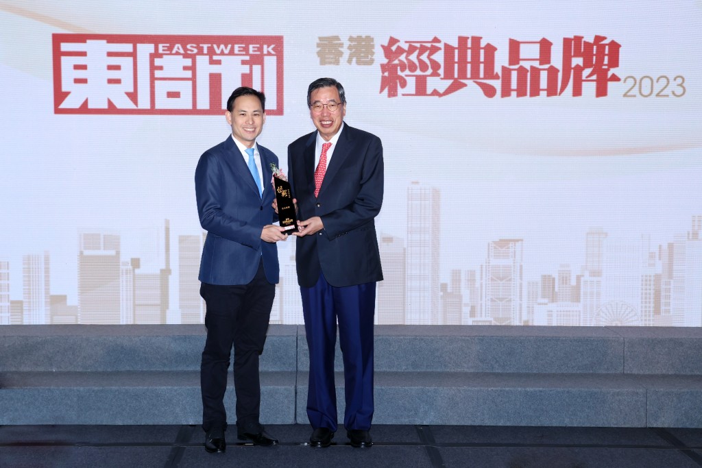英皇集團獲頒殿堂級品牌大獎，由副主席楊政龍（左）上台領獎。