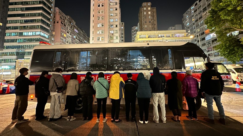 警冚旺角洗衣街非法賭檔 拘12人包括男主持。警方圖片