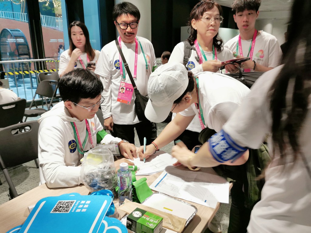 全運會期間，義工能為市民服務之餘，同時亦認識了很多新朋友。前左一為李游幸。