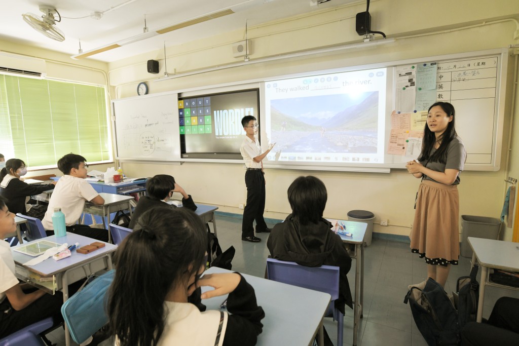 所有课室设有两个屏幕，可同时展示老师及学生的画面，方便师生课堂互动。