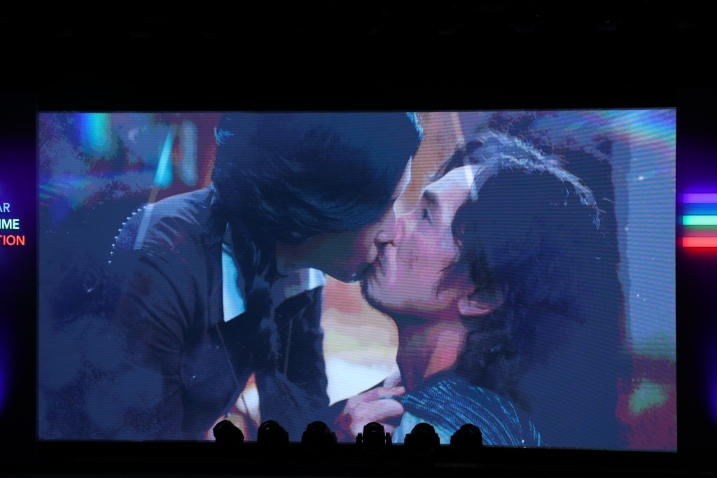 陈豪与太太陈茵媺在剧集《罗密欧与祝英台》中，有多场激吻戏。