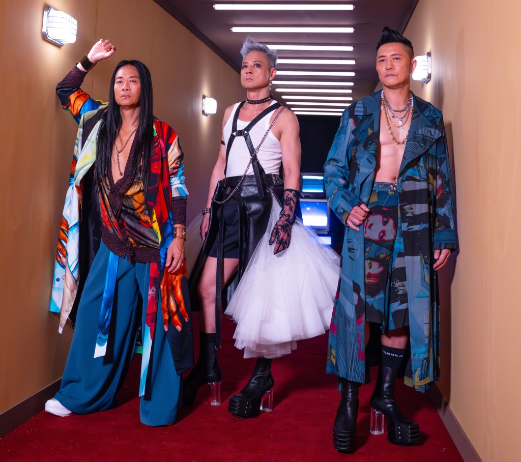 稍後草蜢將於聖誕節期間在馬來西亞、明年一月在廣州舉行世界巡迴演唱會壓軸兩站。 稍後草蜢將於聖誕節期間在馬來西亞、明年一月在廣州舉行世界巡迴演唱會壓軸兩站。