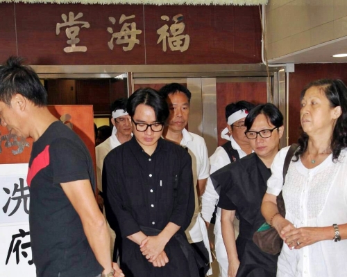 王祖藍外公今晨於萬國殯儀館出殯。