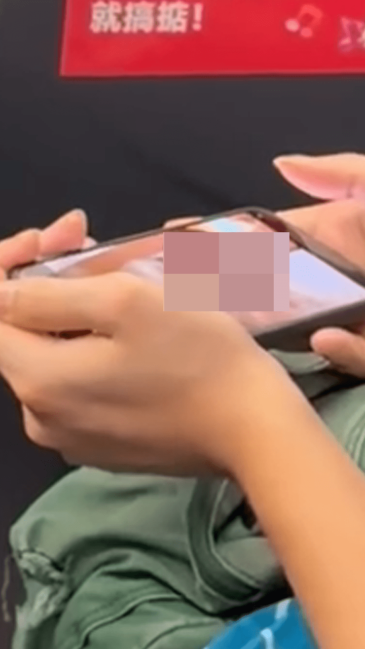 片中可以清晰看到手機正播放著涉及男女的色情影片，畫面相當不雅。（來源：Threads＠wky.w2、ngachiii43、kkkaaaaa._、lailai.a）
