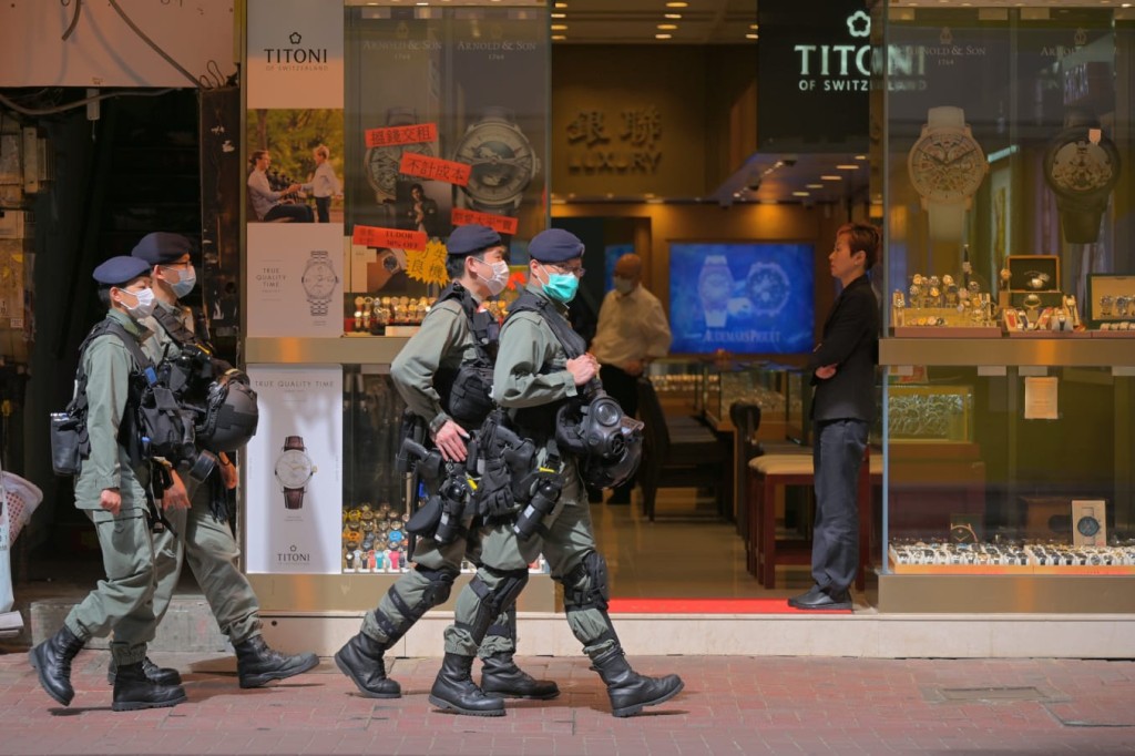 防暴警察在銅鑼灣巡查。