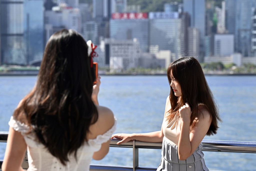 她相信,繼今年「藝術三月」及七人欖球賽等盛事後,黃金周的市道將持續向好。資料圖片 她相信,繼今年「藝術三月」及七人欖球賽等盛事後,黃金周的市道將持續向好。資料圖片