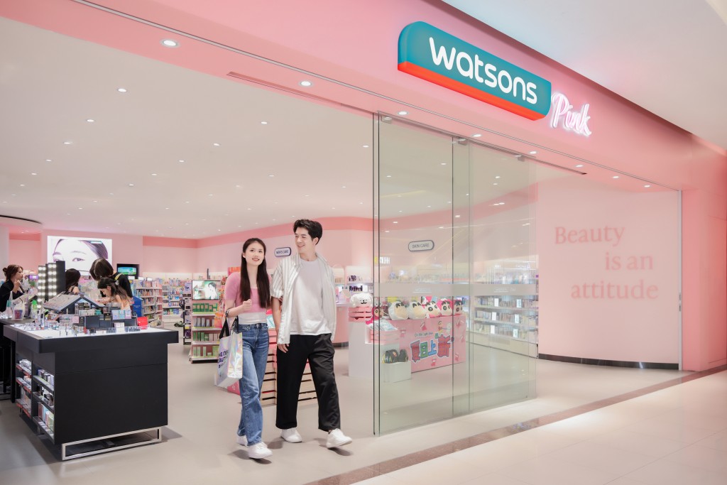 中国屈臣氏推出了Watsons Pink，整家店铺的设计以柔和的粉红色为主调。