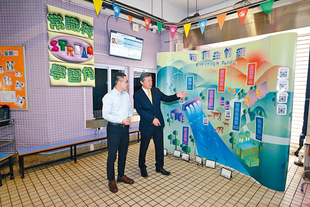 日本駐香港總領事館大使兼總領事岡田健一先生親身走訪三間學校，包括圖中置身的九龍灣聖若翰天主教小學，了解學校的太陽能光伏發電系統設備。