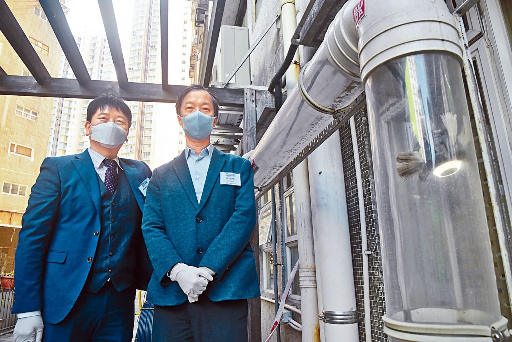 ■許俊民（右）表示，在排水系統進行病毒測試，可增加有關區域的感染預警。左為黃敬。
