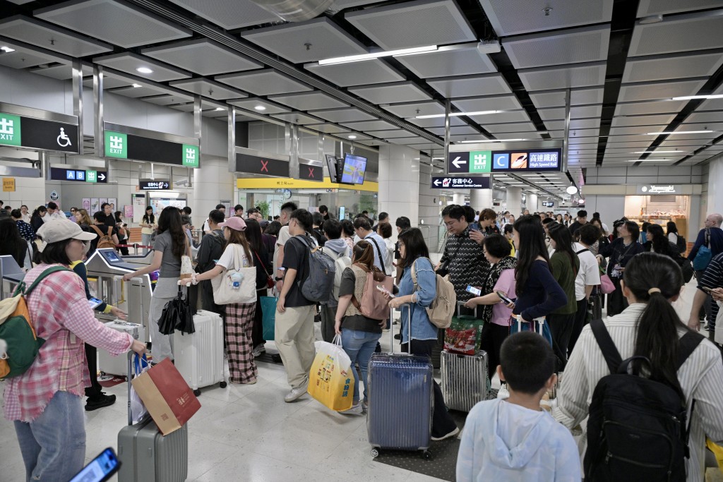 港鐵柯士甸站人潮湧動。