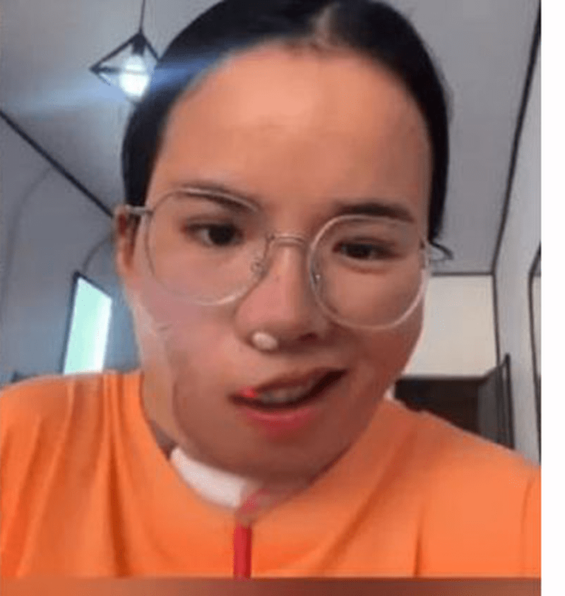 河南年輕美女午睡吹風扇醒來,嘴歪眼斜。 河南年輕美女午睡吹風扇醒來,嘴歪眼斜。