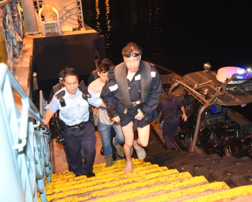 被尋回男泳客乘坐水警快艇帶返碼頭。