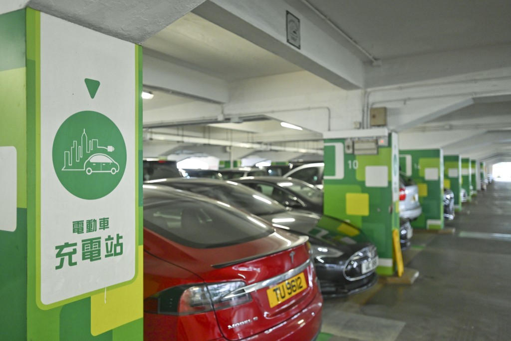 政府由去年12月起，逐步为74个政府停车场逾1600个功率为7000瓦的中速充电器实施付费电动车充电服务。资料图片
