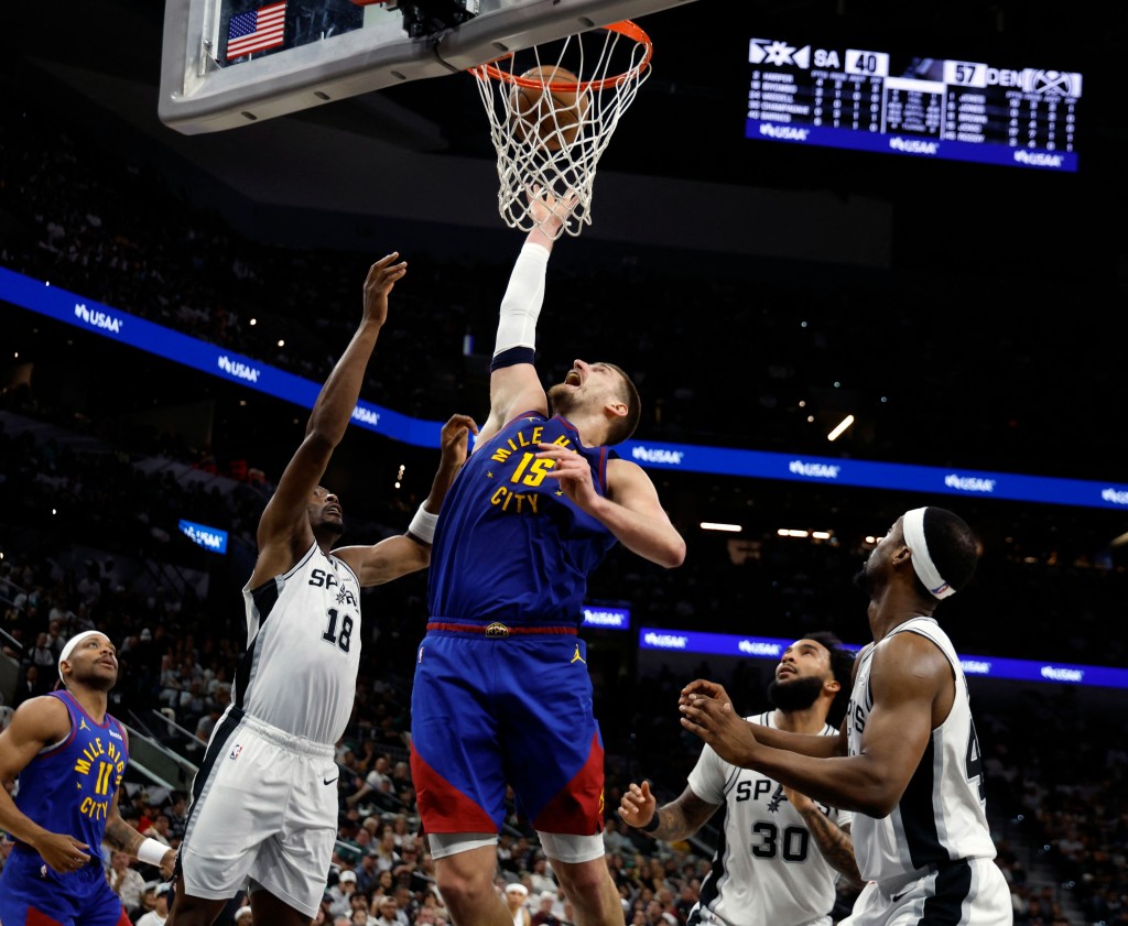 金塊收官戰128:118挫馬刺，約基治剛好65場加入爭MVP。法新社