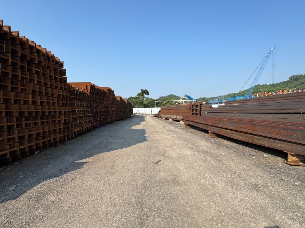 圖為金源行鐵倉新遷至的露天用地。 圖為金源行鐵倉新遷至的露天用地。
