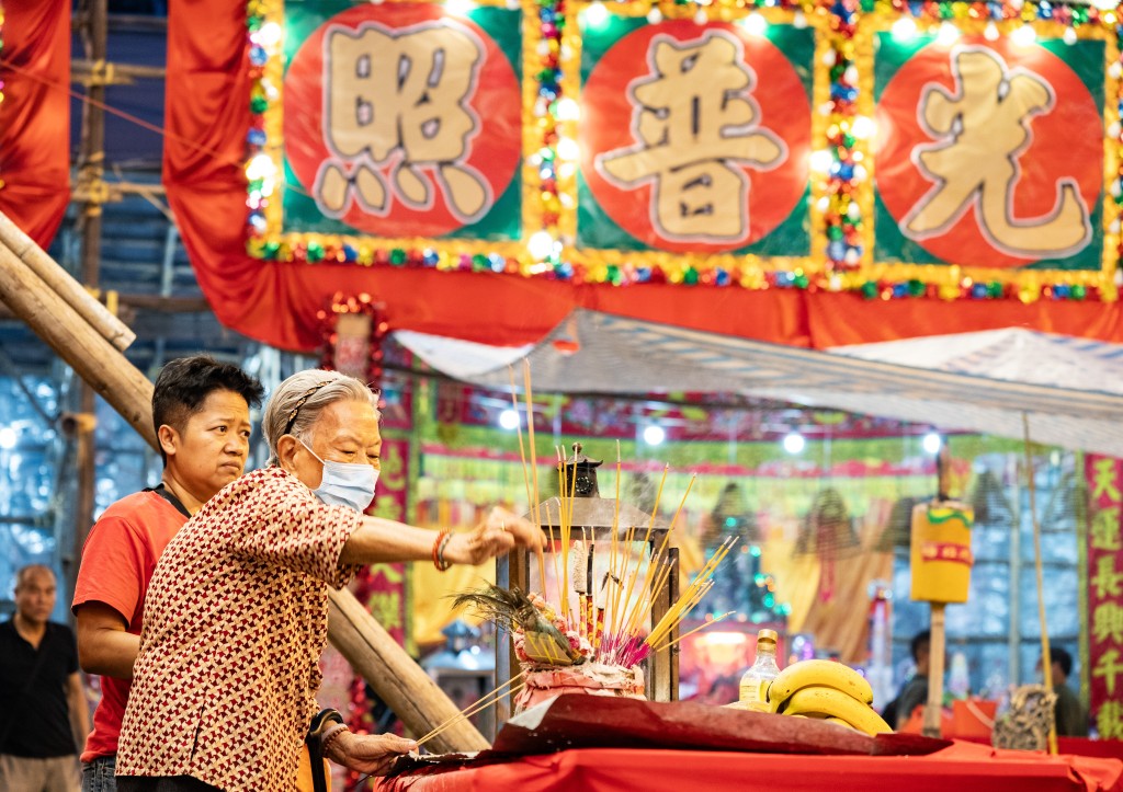香港盂兰胜会已有百馀年历史。