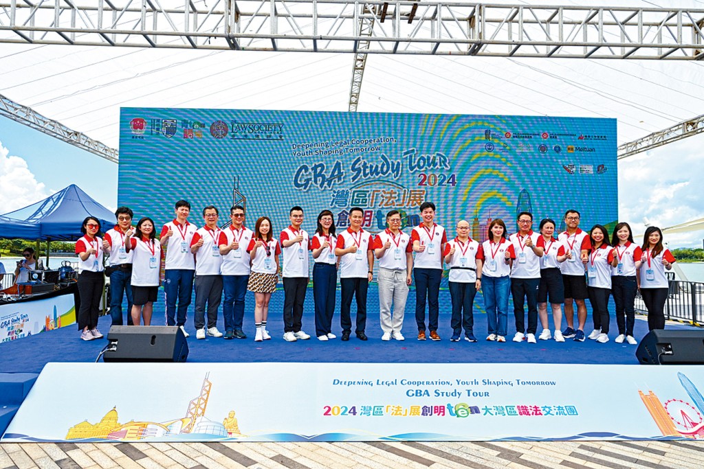 律政司副司长张国钧(右十)与多位社会贤达为大湾区「识法」交流团主持开幕仪式,并与嘉宾合照。