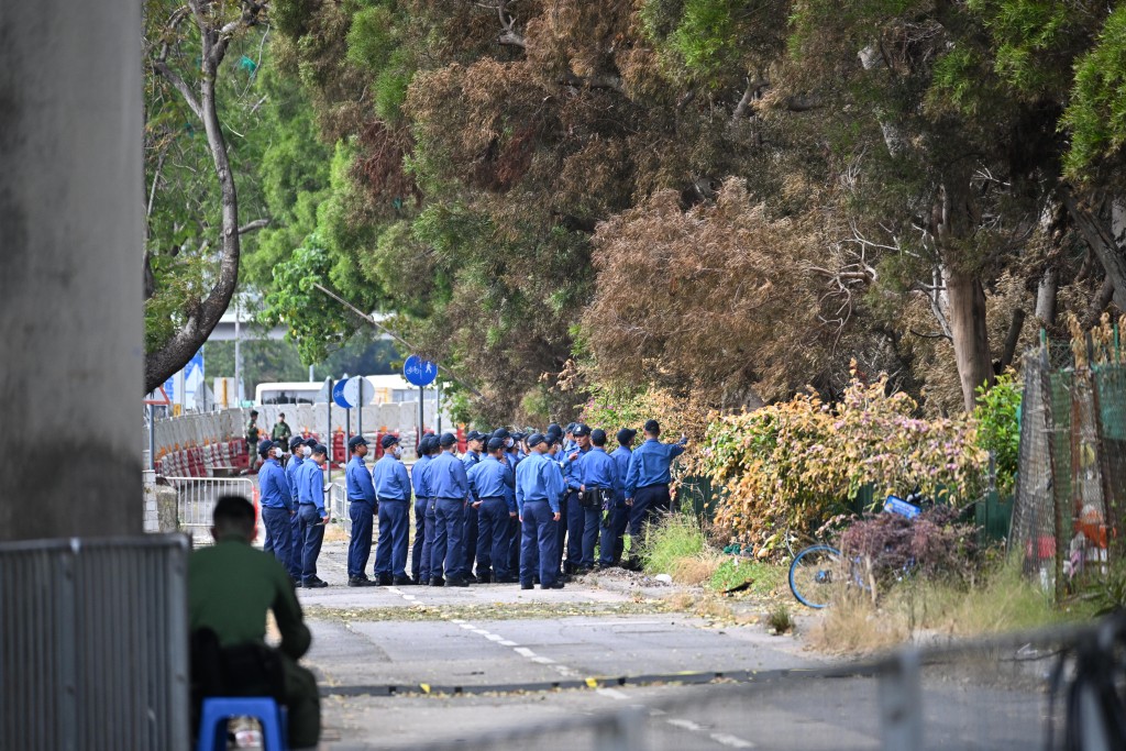 消防同袍到達現場路祭。蘇正謙攝