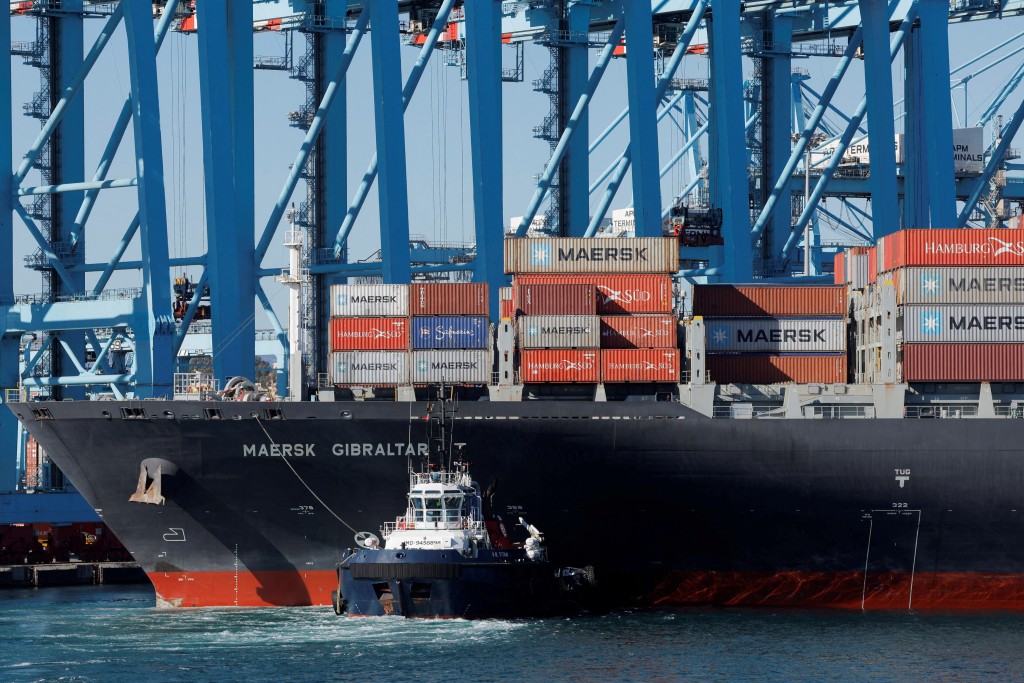 胡塞組織攻擊商船的行為，已造成載運各種貨物、穀物、石油和天然氣等貨品的商船避免行經紅海。路透社