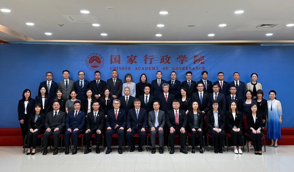 民航處及香港民航業界管理層人員國情研習專班及參觀考察6月28日結束。圖示中國民用航空局局長宋志勇（前排左六）、國家行政學院副院長李文堂（前排右六）及民航處處長廖志勇（前排左五），與國情研習專班學員合照。政府新聞處