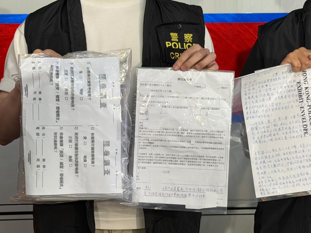 警方檢獲大量貴金屬客戶投資同意書,收取款項的單據、記錄超過1000個電話號碼以作推銷的電話紙、不同款式用作詐騙市民的「劇本」。 警方檢獲大量貴金屬客戶投資同意書,收取款項的單據、記錄超過1000個電話號碼以作推銷的電話紙、不同款式用作詐騙市民的「劇本」。