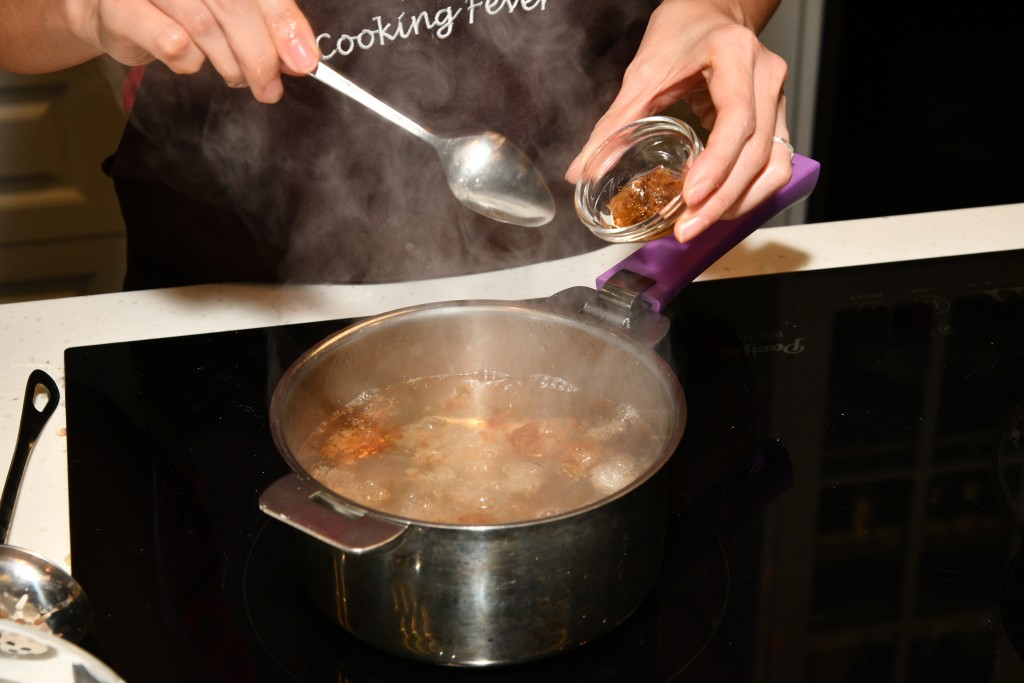 Step 5: 加入桂花糖、桂花乾和杞子焗5分鐘。Add the osmanthus syrup, dried osmanthus and goji berries. Cover the pot with a lid and let stand for 5 minutes.