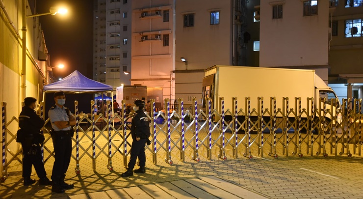 警员在俊宏轩2座外架起围栏。