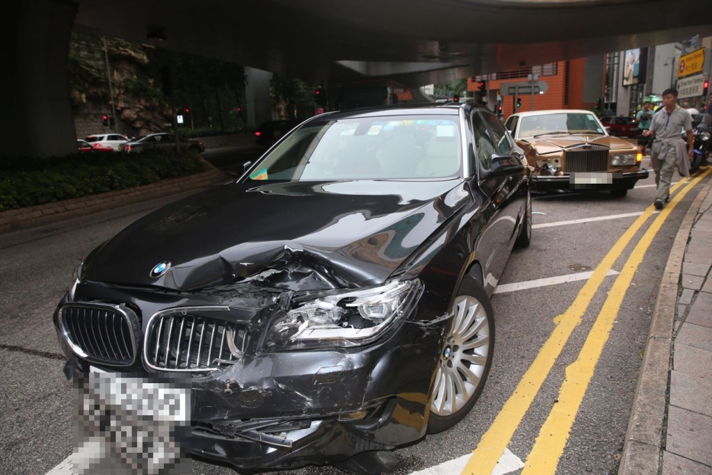 寶馬車頭凹陷。徐裕民攝