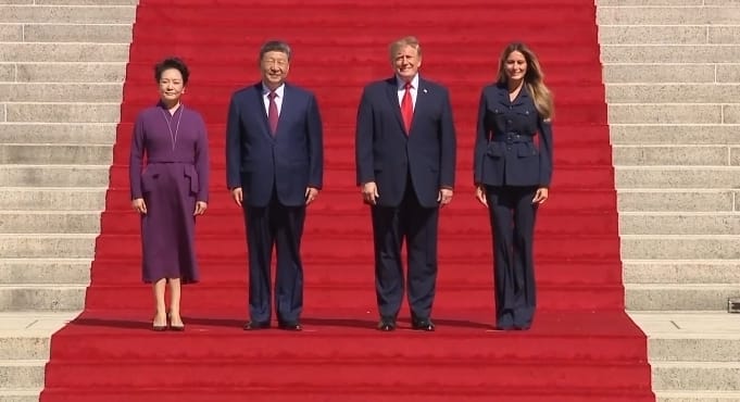 茶叙后,在特朗普和梅拉尼娅的陪同下,习近平和夫人彭丽媛前往参观美国国家档案馆。央视画面截图 茶叙后,在特朗普和梅拉尼娅的陪同下,习近平和夫人彭丽媛前往参观美国国家档案馆。央视画面截图