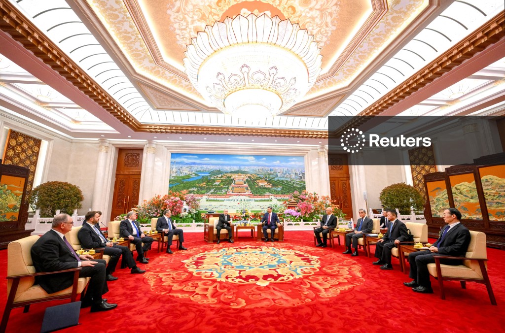 国家主席习近平在北京人民大会堂与俄罗斯总统普京举行茶叙。路透社