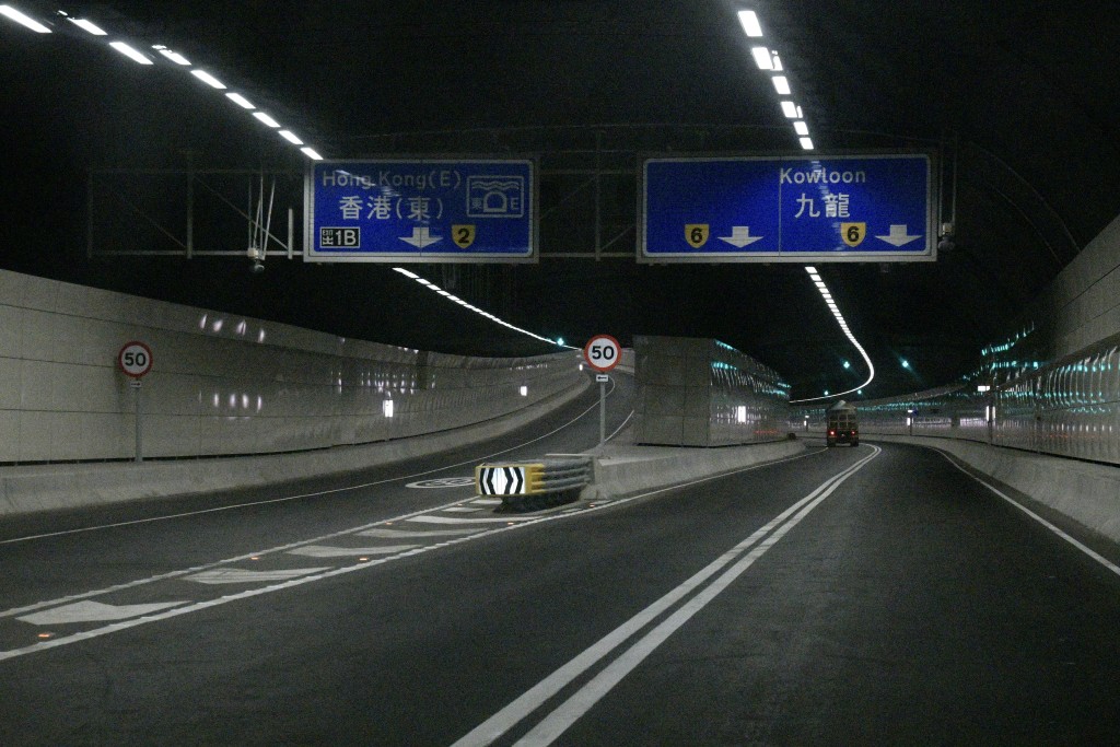 入將藍隧道前便要選定往港島東定九龍的行車線。梁譽東攝