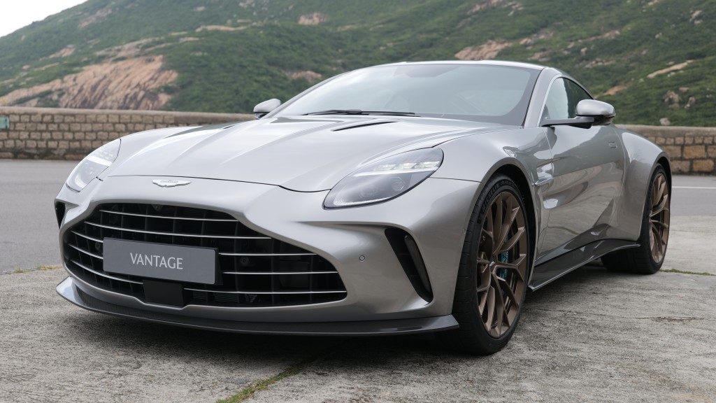 全新超跑Aston Martin Vantage鬼面罩面積擴大30%、車身擴闊30mm，感覺更加孔武有力。