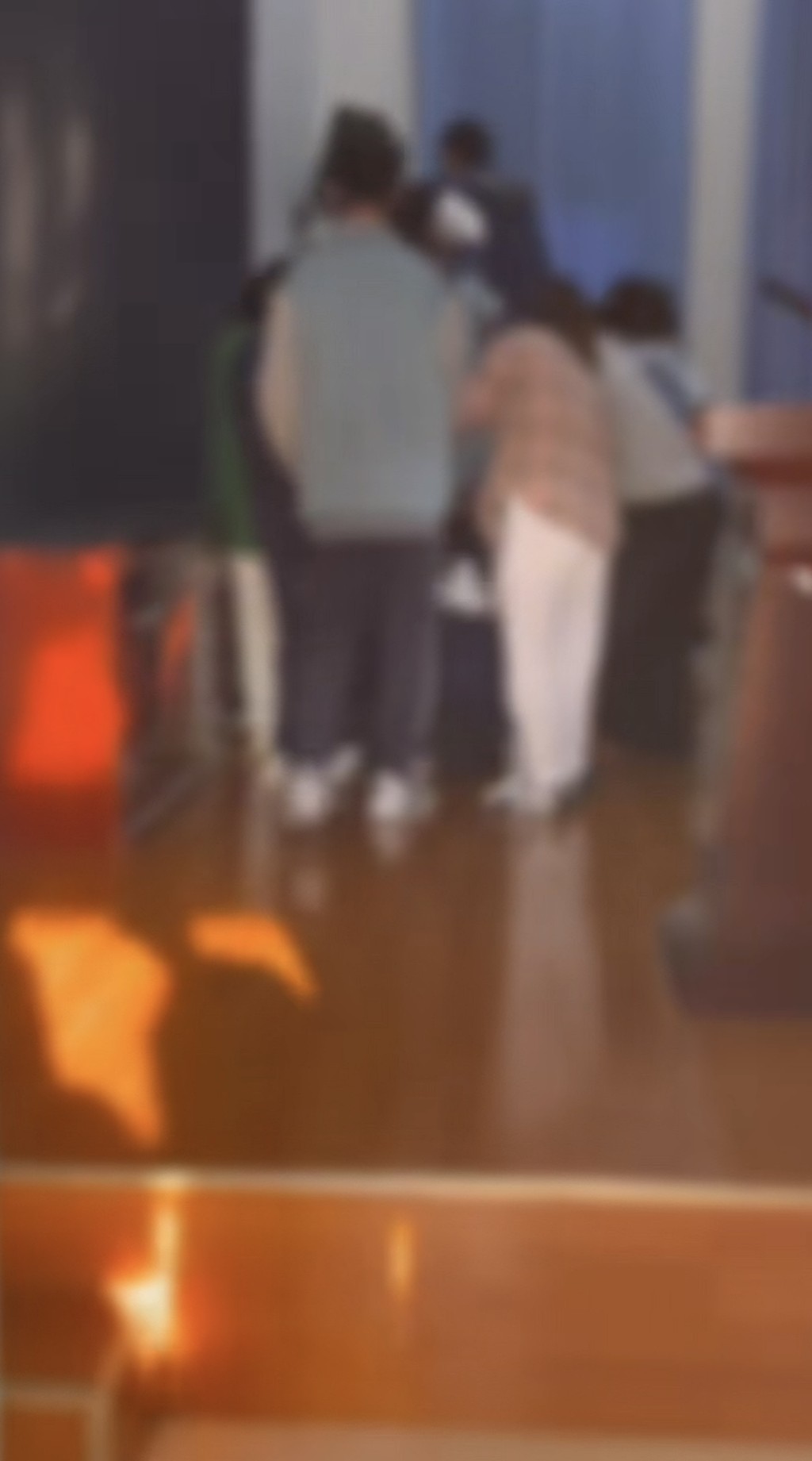 鄭州一中學舉辦「愧疚教育」活動，家長跪地任蒙眼子女踩背。抖音@斷詞