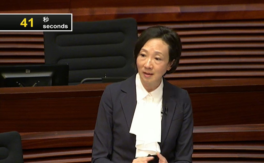 范婉雯對議員多條提問支吾以對。 范婉雯對議員多條提問支吾以對。