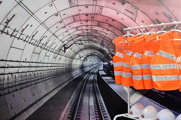 在港鐵工程秘景前試穿工程服拍照留念。