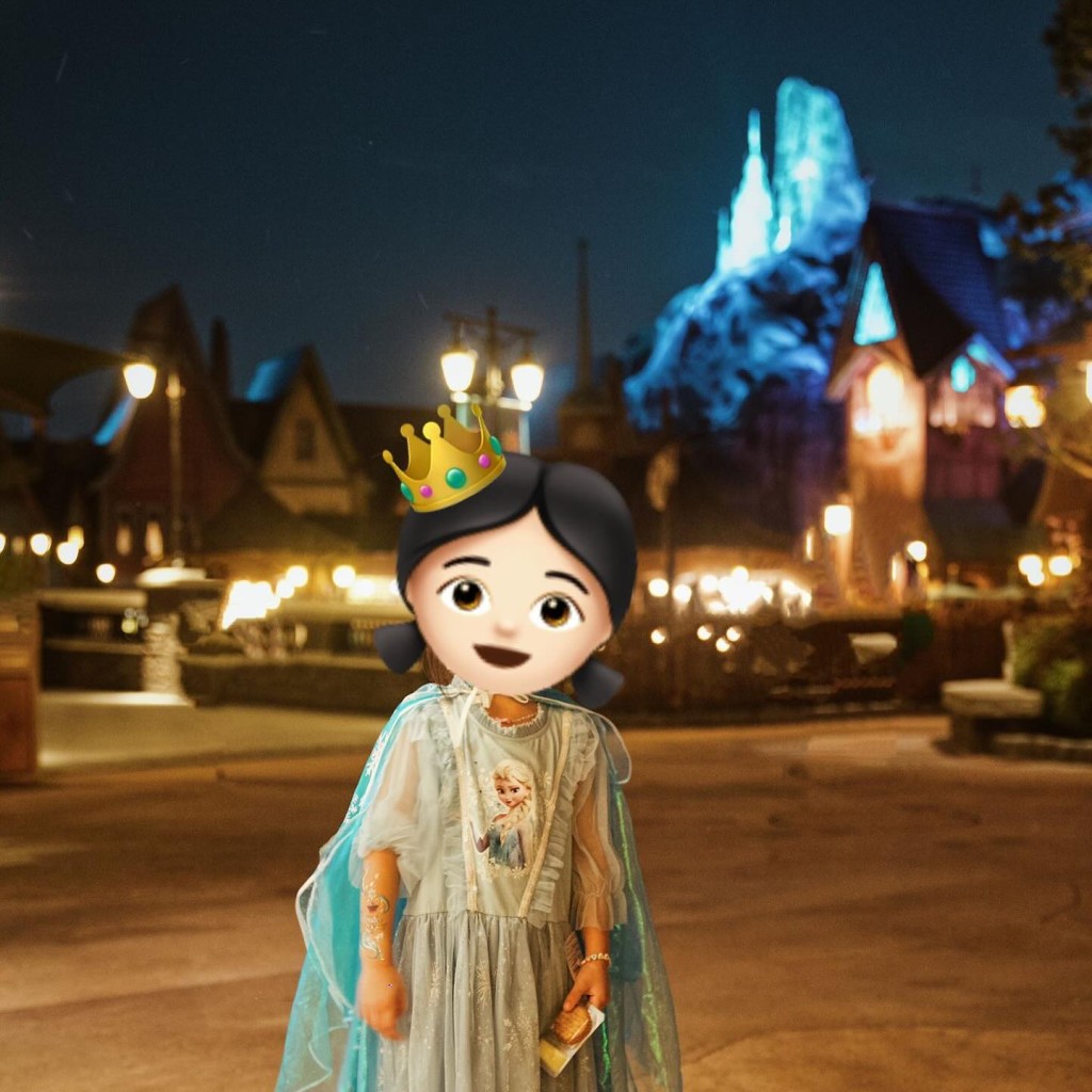 周柏豪女儿周芯悦打扮成Elsa到主题乐园玩。