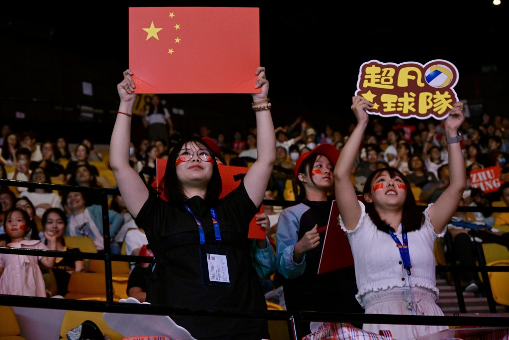 中國女排在紅館主場出擊，氣氛熾熱。  蘇正謙攝