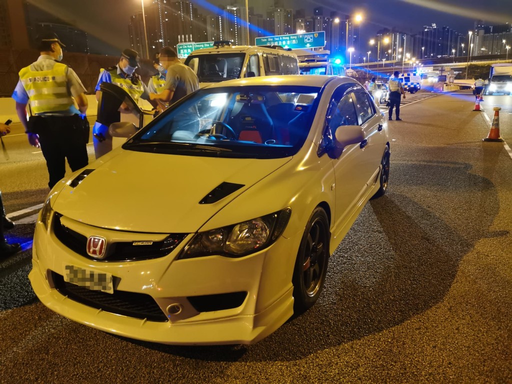 警方共拘捕18人。