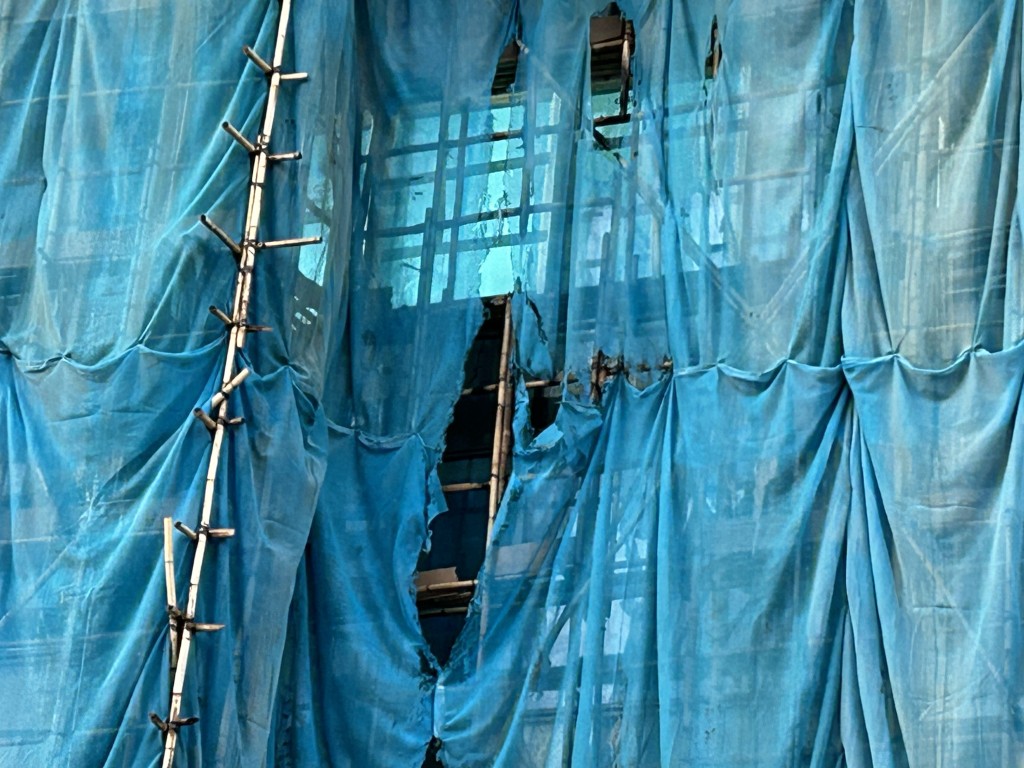 棚網被燒穿多個孔洞。