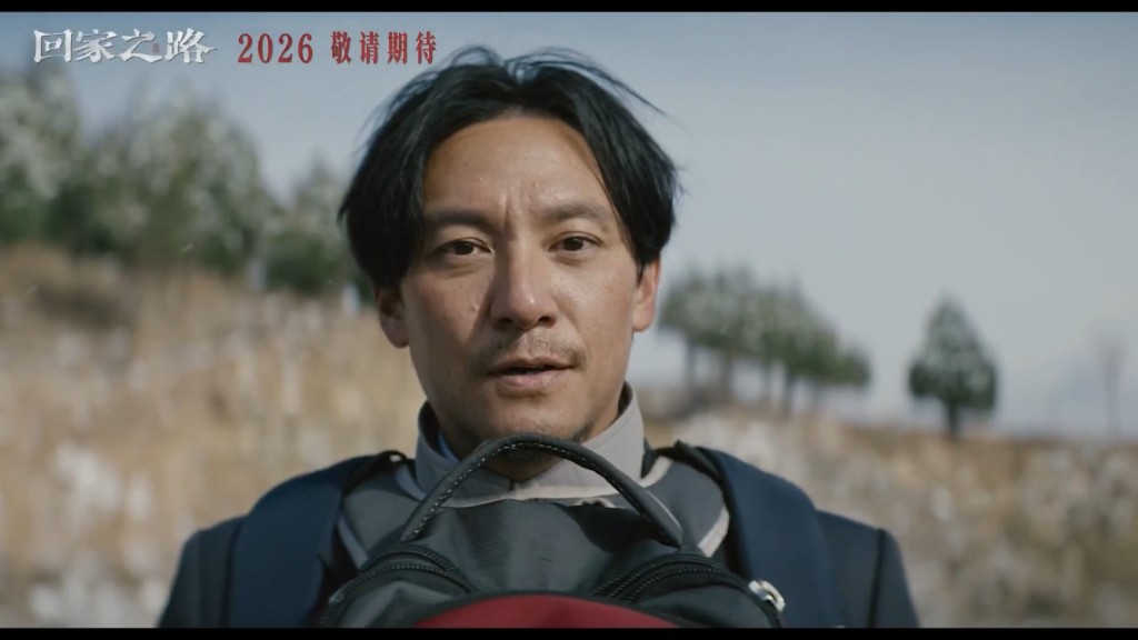 《回家之路》重现两岸“灵魂摆渡人”刘德文送老兵骨灰回大陆的经历。《回家之路》剧照