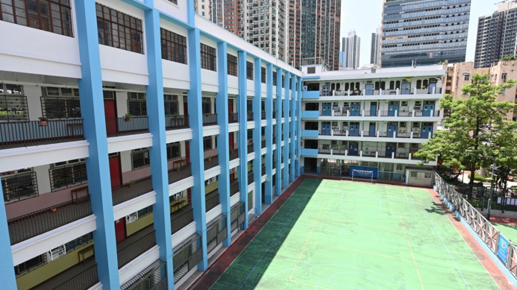 學校可參考《指引》訂定員工行為管理措施,並表揚優秀教師。資料圖片