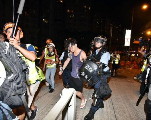 警方在行動中拘捕5名男子。