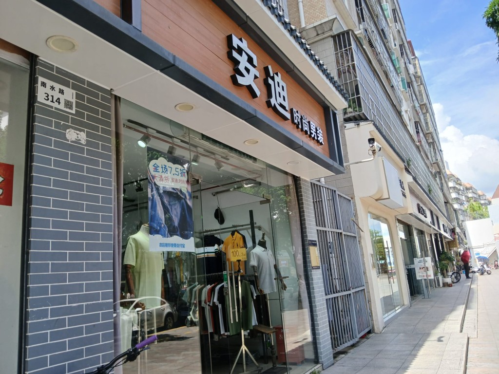 南水步行街兩邊店鋪以時裝店和美甲店為主（六）。