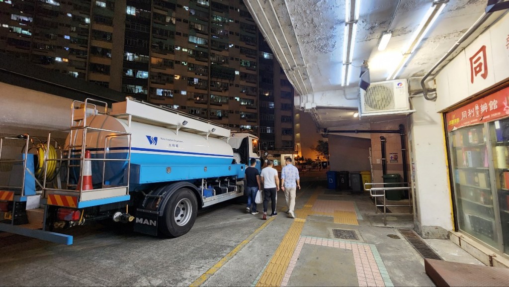 水務署在三聖邨一帶放置大量水箱,又安排水車供居民備用。黃文威攝 水務署在三聖邨一帶放置大量水箱,又安排水車供居民備用。黃文威攝