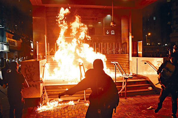 黑衣人昨再度四出破壞，在黃埔港鐵站外縱火。