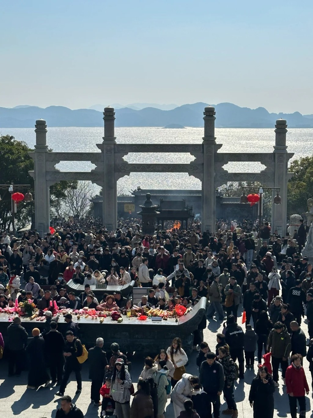 浙江普陀山4消防员重装备代客焚香过香火!网民:打不过就加入(视频/组图) - 12