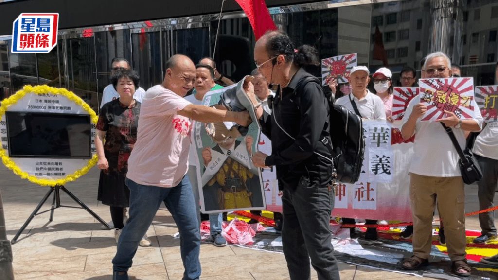 今日是「九一八事變」92周年，「中國香港同心護港總會」發起人曹達明早上在中環遮打道和平紀念碑花園舉行《悼念918死難市民自發》活動。謝曉雅攝