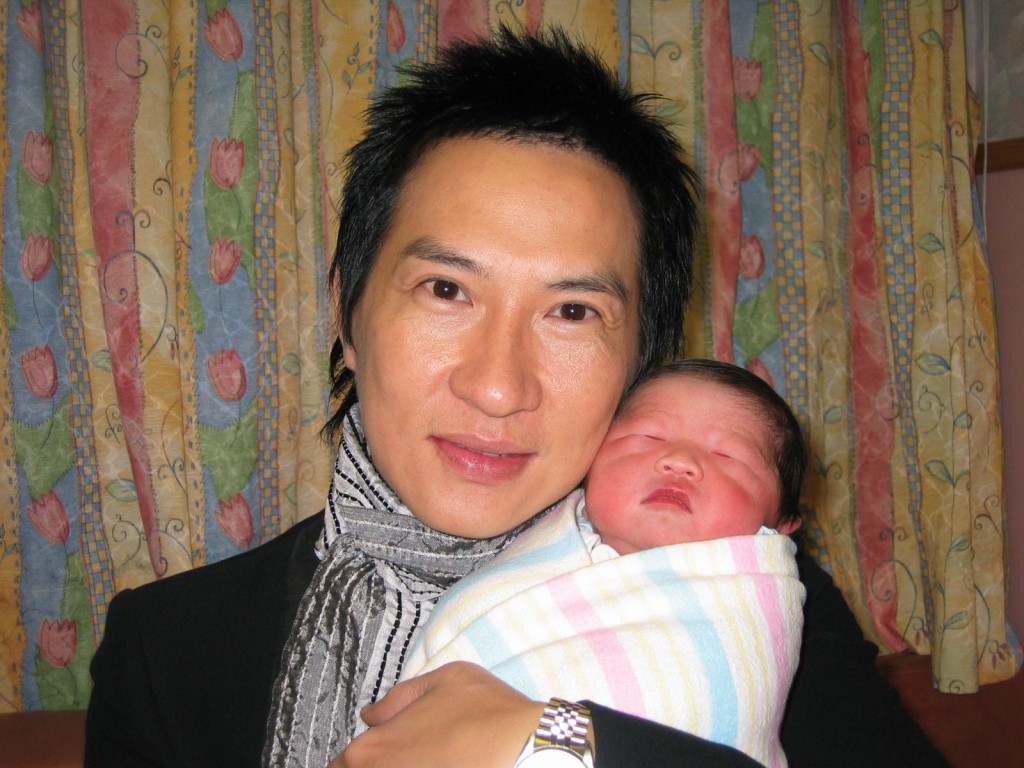 關詠荷2006年1月為張家輝誕下一女。