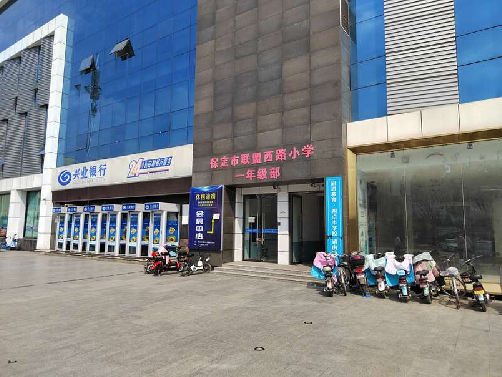 河北一所小學竟租用商場當一年級學生的課室。(網上圖片)